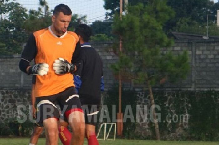 Penjaga gawang trial Arema FC, Srdjan Ostojic saat mengikuti latihan perdana bersama tim Singo Edan, Rabu (27/6/2018).