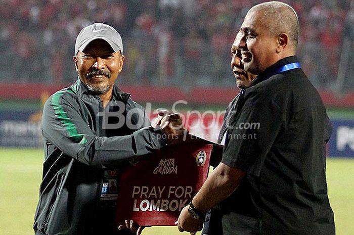 Secara simbolis, pelatih Timnas U-16 Indonesia, Fakhri Husaini (kiri), menyerahkan donasi untuk korban gempa Lombok kepada Ahmad Riyadh, Ketua Asprov PSSI Jawa Timur. Penyerahan itu dilakukan setelah pertandingan melawan Kamboja di Stadion Gelora Delta, Sidoarjo, Senin malam (6/8/2018).