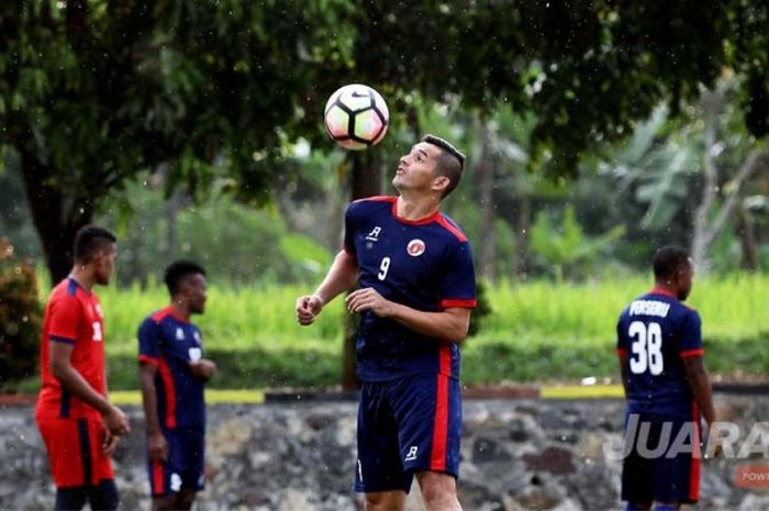 Striker Perseru Serui, Silvio Escobar saat latihan jelang pekan ke 10 Liga 1 melawan Arema FC yang dipimpin pelatih baru, Agus Yuwono di Lapangan Arhanud Pendem Malang, Jawa Timur (08/06/2017) Kamis sore. 