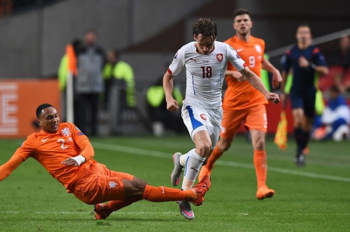 Kenny Tete (kiri) melancarkan tekel kepada Josef Sural saat timnas Belanda melawan Republik Ceko pada partai Kualifikasi Piala Eropa 2016 di Amsterdam Arena, 13 Oktober 2015.