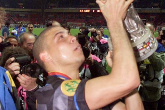 Striker Inter Milan, Ronaldo Luis Nazario de Lima, mengangkat trofi juara Liga Europa pada 6 Mei 1998 usai menumbangkan sesama klub Italia, Lazio, dengan skor 3-0 di Stadion Parc des Princes, Paris, Prancis.