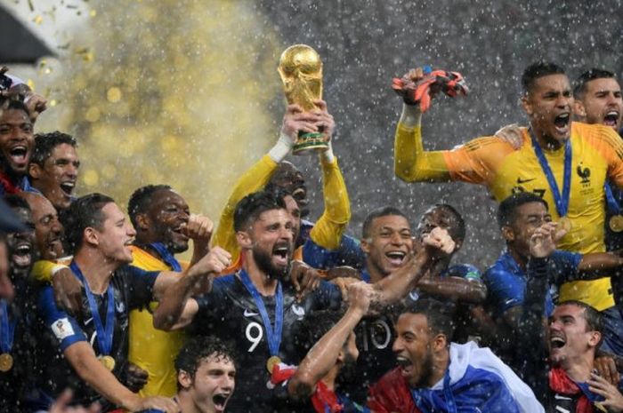  Para pemain Prancis merayakan kesuksesan menjuarai Piala Dunia 2018 setelah menekuk Kroasia 4-2 pada laga final di Stadion Luzhniki, Moskow, 15 Juli 2018. 