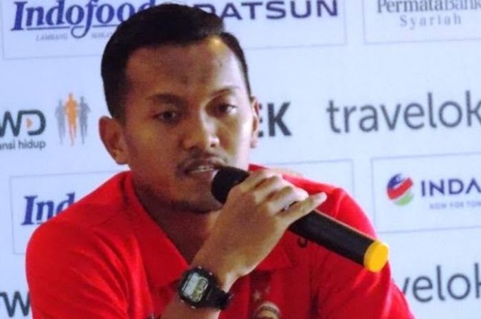 Bek kanan Gilang Ginarsa memberikan keterangan ke media saat jumpa pers laga Sriwijaya FC yang dijamu Persib Bandung di Graha Persib, Kota Bandung, Jumat (28/4/2017). 
