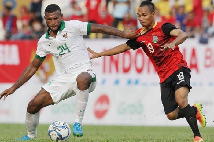 Penyerang timnas U-22 Indonesia, Marinus Wanewar mencoba lepas dari kawalan pemain timnas U-22 Timor Leste, Feliciano Goncalves pada laga ketiga Grup B SEA Games 2017 di Stadion MP Selayang, Selangor, 20 Agustus 2017.  
