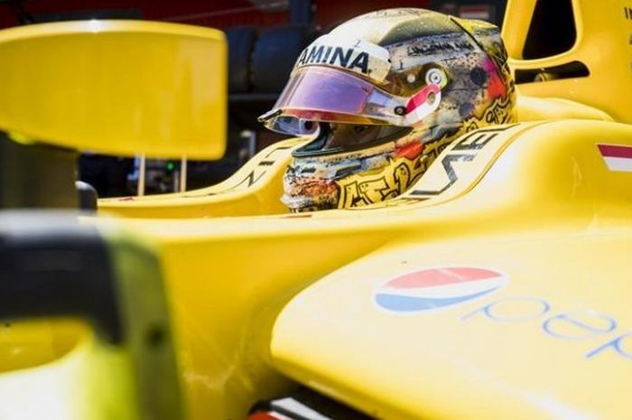 Pebalap Formula 2 dari tim Pertamina Arden, Sean Gelael, bersiap-siap menjalani balapan GP Monaco di Sirkuit Monaco, Jumat (26/5/2017).