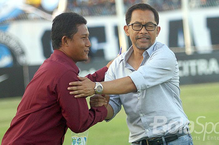 Pelatih Persela, Aji Santoso (kanan), usai pertandingan Persela kontra Perseru, Jumat (8/9/2017) di Stadion Surajaya Lamongan.