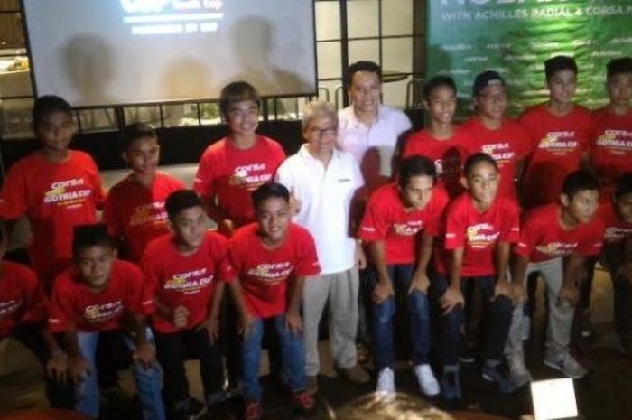 Para pemain tim U-13 Indonesia yang akan berangkat ke Gothia Cup 2016 berpose dalam acara buka bersama di Jakarta, Minggu (19/6/2016) petang. 