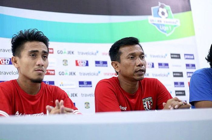 Pelatih Bali United, Widodo Cahyono Putra (tengah) ditemani M.Taufik saat jumpa wartawan di Stadion Batakan, Balikpapan, Minggu (15/10/2017).
