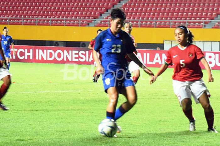 Pemain timnas Garuda Putri Indonesia (merah-putih), mencoba menghadang serangan pemain Thailand pada laga persahabatan internasional di Stadion Bumi Sriwijaya Palembang, Rabu (30/5/2018).