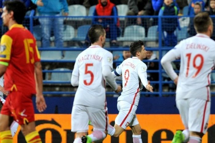 Penyerang Polandia, Robert Lewandowski (kedua dari kanan), merayakan gol yang dia cetak ke gawang Montenegro dalam laga Grup E Kualifikasi Piala Dunia 2018 zona Eropa di Stadion Pod Goricom, Podgorica, Montenegro, pada 26 Maret 2017.