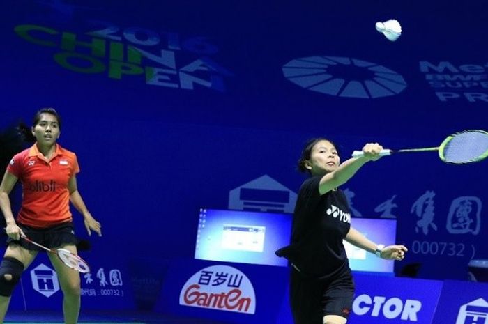 Pasangan ganda putri Indonesia, Nitya Krishinda Maheswari (kanan)/Greysia Polii, saat sedang menjalani sesi latihan China Terbuka di Haixia Olympic Sports Center, Senin (14/11/2016).