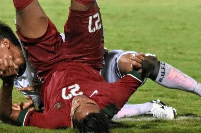 Pemain Timnas U-22 Indonesia, Miftahul Hamdi, berjibaku dengan fullback Bali United, Dias Angga Putra, dalam laga uji coba di Stadion I Wayan Dipta, Gianyar, Bali, Jumat (26/5/2017).