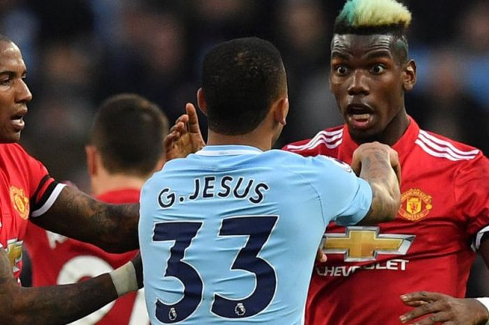 Penyerang Manchester City, Gabriel Jesus, berseteru dengan gelandang Man United, Paul Pogba, pada laga Derbi Manchester di Stadion Etihad, Manchester, Sabtu (7/4/2018).