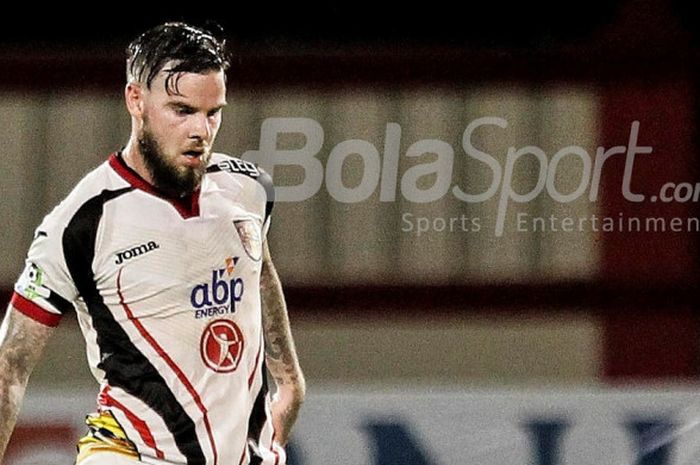 Pemain Mitra Kukar, Danny Guthrie saat melawan Bhayangkara FC di Stadion PTIK, Jakarta, Kamis (17/5/18) malam WIB.