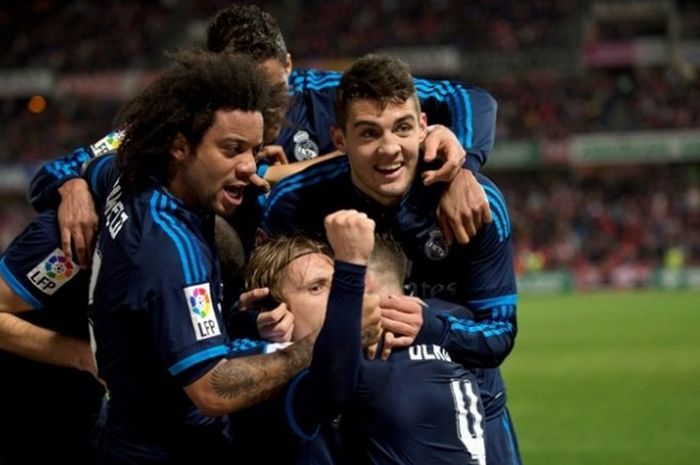 Para pemain Real Madrid merayakan gol mereka ke gawang Granada, 7 Februari 2016.