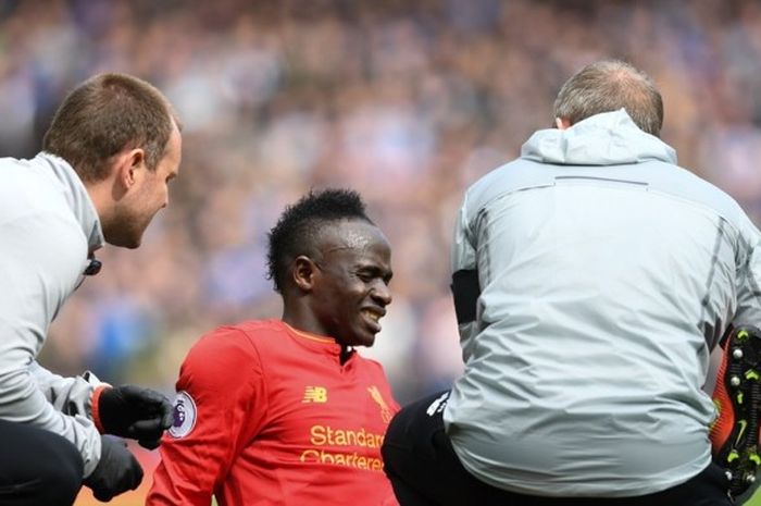 Sadio Mane mengalami cedera saat Liverpool melawan Everton pada partai lanjutan Premier League - kasta teratas Liga Inggris - di Stadion Anfield, Sabtu (1/4/2017).