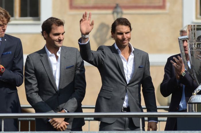 Petenis Spanyol, Rafael Nadal (kanan), berfoto bersama petenis Swiss, Roger Federer (tengah), dan petenis Jerman, Alexander Zverev. Ketiganya bergabung dalam Tim Eropa untuk Laver Cup 2017 yang akan berlangsung di O2 Arena, Praha, Republik Ceska, 22-24 September.