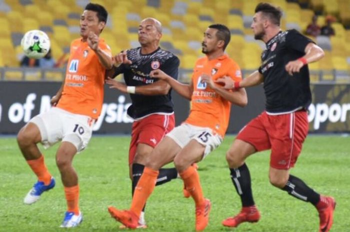 Duo pemain Persija, Ivan Carlos dan Marko Simic (kanan) duel dengan dua pilar Ratchaburi FC, Apiwat 