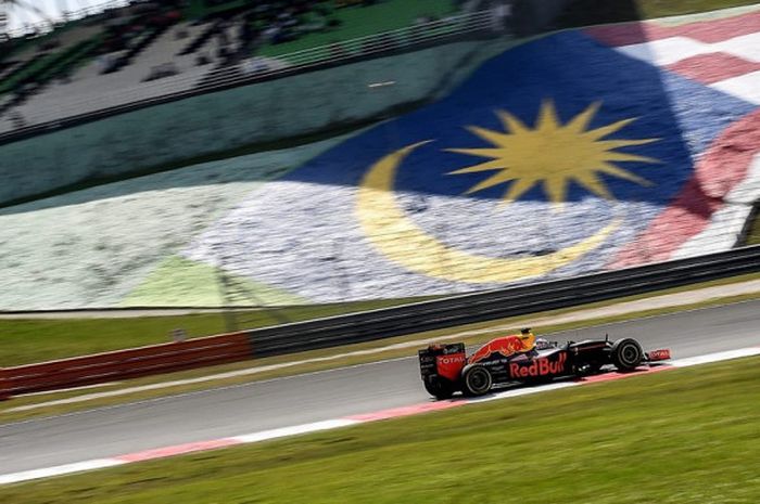 Pebalap Red Bull Racing,  Daniel Ricciardo, saat menjalani balapan GP Malaysia di Sirkuit Sepang Internasional, Minggu (2/10/2016).