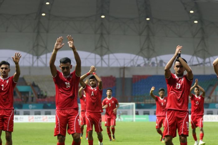 Para pemain timnas U-23 Iran menyapa penonton usai melakoni laga Grup F Asian Games 2018 kontra Arab Saudi di Stadion Wibawa Mukti, Cikarang, Rabu (15/8/2018).