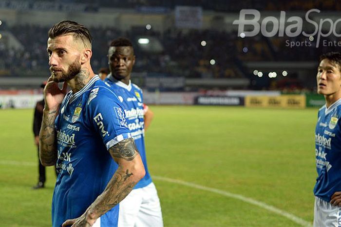 Ekspresi kecewa bek Persib Bandung, Bojan Malisic (kiri), usai timnya ditahan imbang PS Tira dalam laga perdana Liga 1 2018 di di Stadion Gelora Bandung Lautan Api, Senin (26/3/2018).      