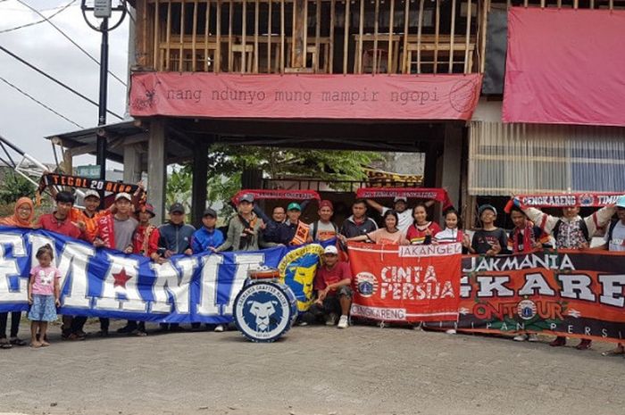 Rombongan The Jakmania hadir ke Kota Malang disambut oleh kawanan Aremania di sebuah warung kopi, Minggu (24/9/2017).