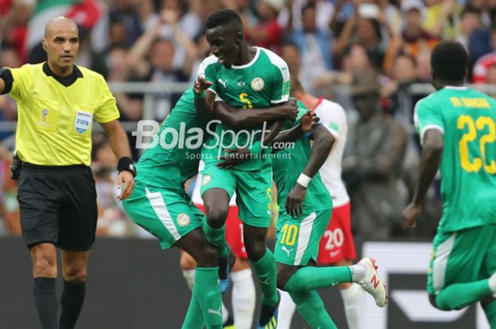 Para pemain Senegal merayakan gol mereka ke gawang Polandia yang berawal dari tembakan Idrissa Gueye (tengah) yang menyebabkan gol bunuh diri bek Polandia, Thiago Cionek, dalam partai penyisihan Grup H Piala Dunia 2018 di Spartak Stadium, Moskow, 19 Juni 2018.