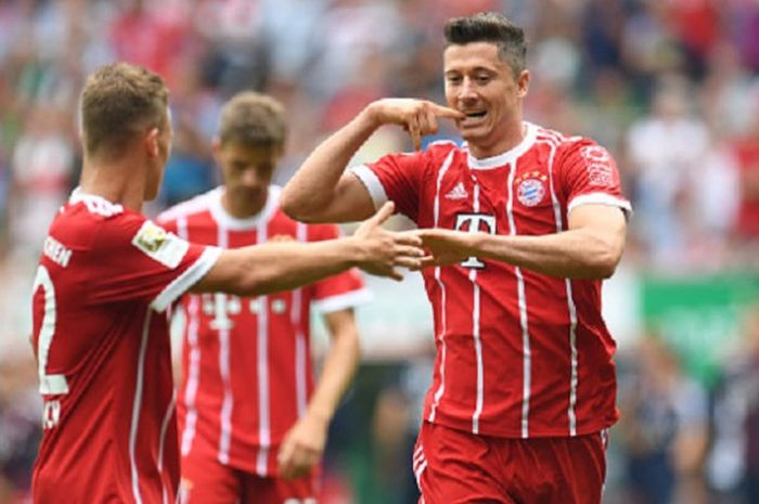 Robert Lewandowski merayakan gol Bayern Muenchen ke gawang Werder Bremen pada lanjutan Liga Jerman, Sabtu (26/8/2017). 