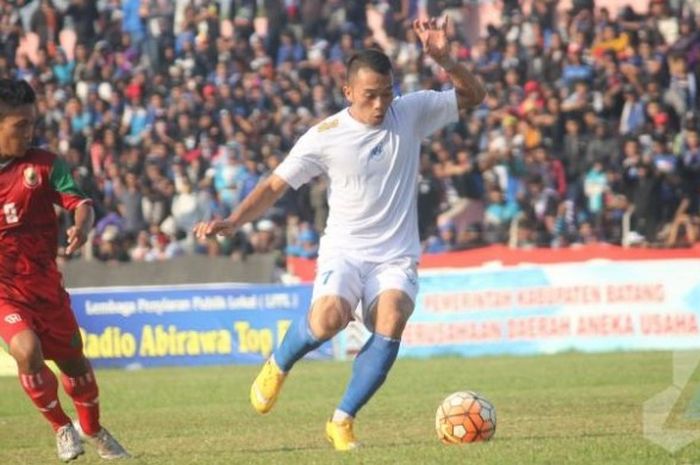 Pemain PSIS, M Yunus mencoba menjauhkan bola dari sergapan gelandang Persibat, Honi Makrufan di Stadion M Sarengat, Batang, Minggu (7/8/2016).