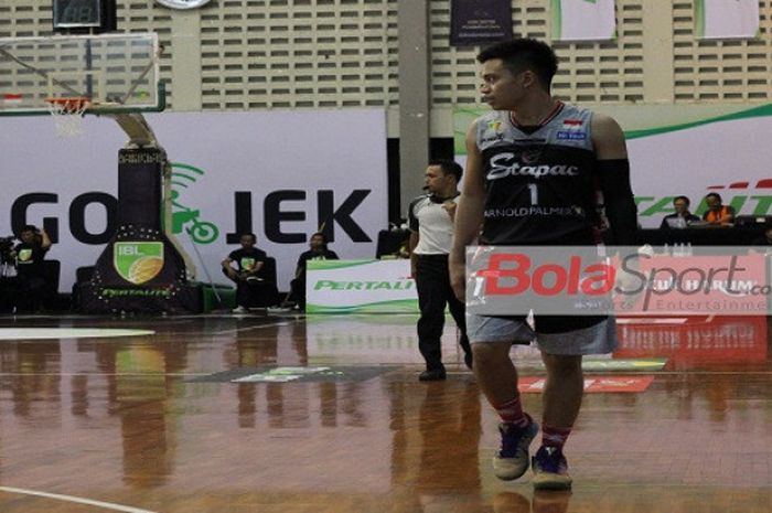 Pemain Stapac Jakarta, Andakara Prastawa, saat beraksi dalam lanjutan laga IBL 2017/2018 yang digelar di Solo, Senin (25/12/2017).