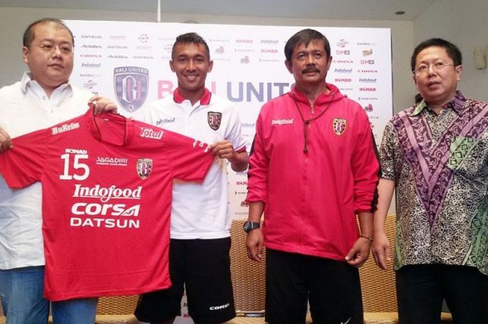 Yulius Mauloko (tengah, berkaus putih) diperkenalkan dalam acara perkenalan skuat Bali United diawal musim TSC A 2016. Kini, Yulius Mauloko bermain di salah satu klub Liga 1 Western Australia, Western Knight Soccer.