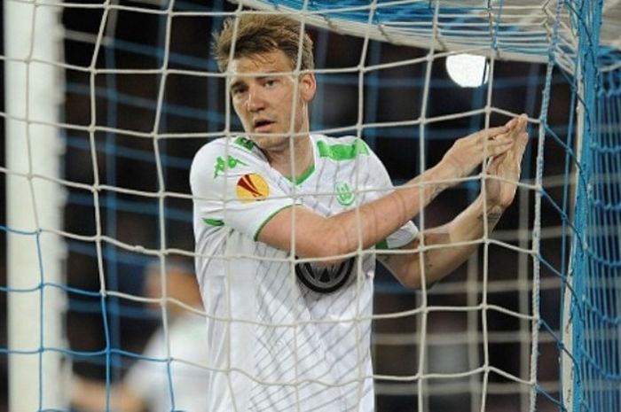 Bomber Wolfsburg, Nicklas Bendtner, kecewa karena tak mampu mencetak gol ke gawang Napoli dalam laga perempat final Liga Europa pada 23 April 2015.