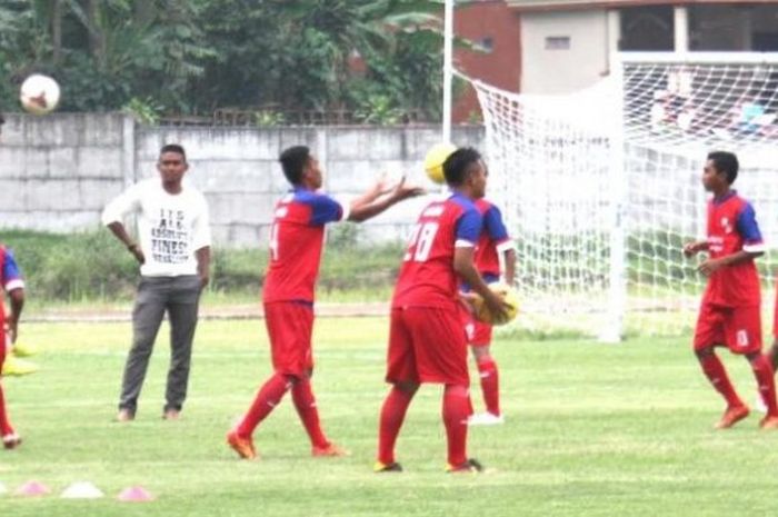 Pelatih PSBI, Purwanto (kaus putih) memimpin anak asuhnya berlatih menuju ISC B 2016 di Stadion Penataran, Kab. Blitar pada awal April. 