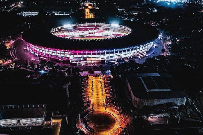 Potret Stadion Utama Gelora Bung Karno (SUGBK) pada malam hari.