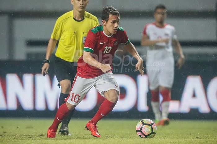   Pemain Timnas U-19 Egy Maulana Vikri saat Suriah U-23 di Stadion Wibawa Mukti, Cikarang, Kamis (16/11/2017)  