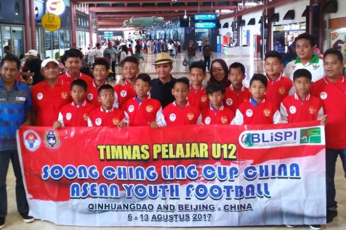 Tim pelajar U-12 Indonesia saat akan meninggalkan Jakarta menuju Beijing di Bandara Soekarno-Hatta, Tangerang pada 5 Agustus 2017. 