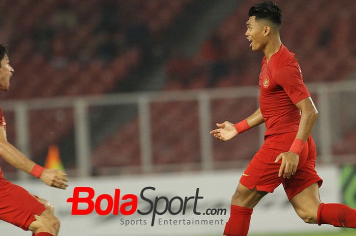 Bek kanan timnas Indonesia, Gavin Kwan (kiri) menyambut Alfat Fathier seusai mencetak gol ke gawang 