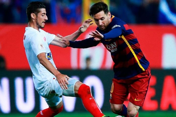 Bintang Barcelona, Lionel Messi (kanan), berusaha melewati pemain Sevilla, Sergio Escudero, dalam duel Copa del Rey di Stadion Vicente Calderon, 22 Mei 2016.
