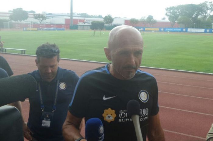 Pelatih Inter Milan, Luciano Spalletti, saat menemui wartawan menjelang sesi latihan tim di Bishan Street 14, Singapura, 26 Juli 2017.