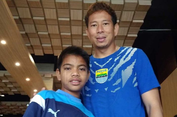 Bobotoh cilik, Redis Saputra, senang bertemu idolanya di Persib Bandung, I Made Wirawan. 