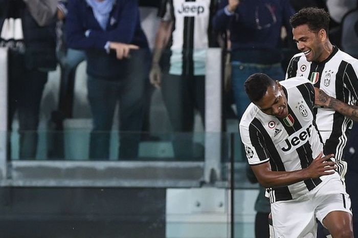 Bek Juventus, Dani Alves (kanan), melakukan selebrasi dengan rekan setimnya, Alex Sandro, seusai mencetak gol ke gawang Monaco dalam laga leg kedua semifinal Liga Champions 2016-2017 di Stadion Juventus, Turin, (9/5/2017).