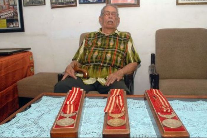 Mantan pembalap sepeda, Hendra Gunawan alias Hendrik Brocks (77) memperlihatkan tiga mendali emas yang diperolehnya pada Asian Games 1962 Jakarta di rumahnya di Sukabumi, Jawa Barat, Rabu (29/8/2018).