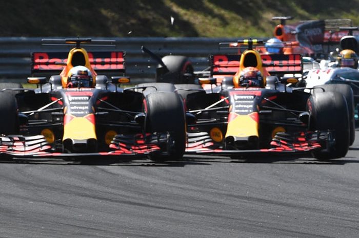 Dua pebalap Red Bull Racing, Daniel Ricciardo (kiri) dan Max Verstappen, bersenggolan di tikungan 2 lap kesatu GP Hungaria yang berlangsung di Hungaroring, Budapest, Minggu (30/7/2017).