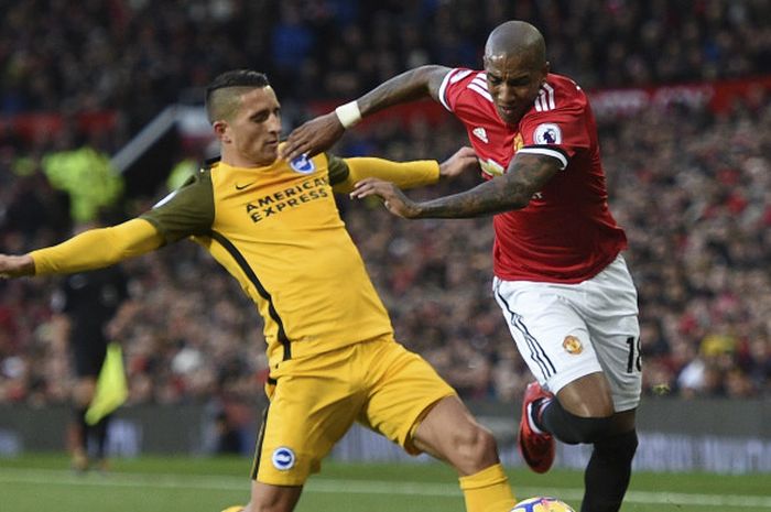 Gelandang Brighton & Hove Albion, Anthony Knockaert (kiri), berduel dengan pemain Manchester United, Ashley Young, dalam laga Liga Inggris di Stadion Old Trafford, Manchester, pada 25 November 2017.