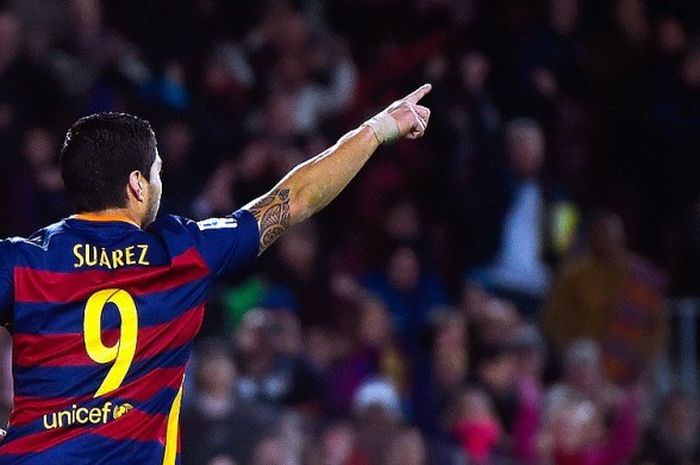 Luis Suarez melakukan selebrasi usai mencetak gol kelima untuk Barcelona saat melawan Athletic Bilbao di stadion Camp Nou, 17 Januari 2016.