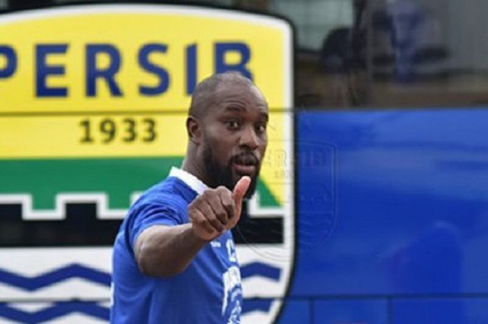  Carlton Cole termasuk satu dari empat pemain asing yang pensiun setelah membela Persib Bandung. 