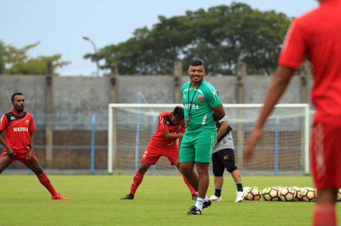 Asisten Pelatih Madura United, Danilo Fernando saat sesi latihan, Kamis (21/12/2017)