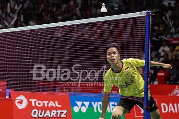 Pebulu tangkis tunggal putra Indonesia, Anthony Sinisuka Ginting, tampil pada final Indonesia Masters 2018 di Istora Senayan, Jakarta, Minggu (28/1/2018)