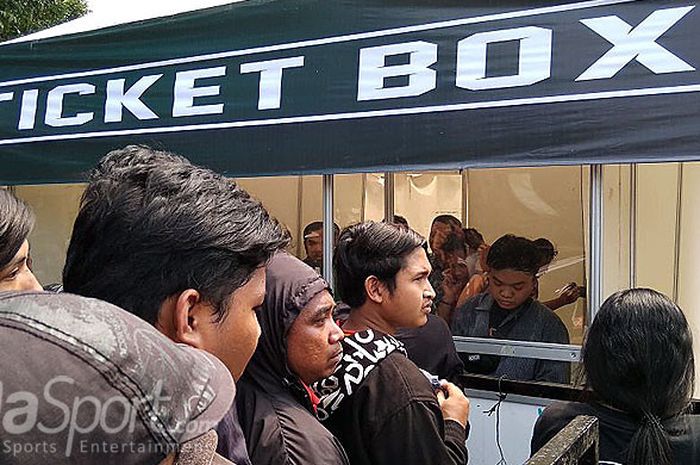 Pendukung Persebaya Surabaya yang dikenal dengan panggilan Bonek, mengantri tiket di Korem Bhaskara Jaya 084, Surabaya Kamis (3/4/2018).