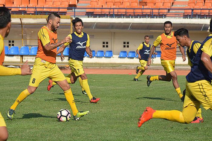 Pemain Semen Padang menjalani latihan di Stadion Si Jalak Harupat, Bandung, pada Jumat (8/9/2017), menjelang melawan tuan rumah Persib Bandung dalam laga pekan ke-24 Liga 1.